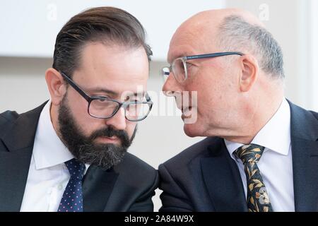 Dresden, Deutschland. 06 Nov, 2019. Sebastian Gemkow (CDU, l), Minister der Justiz des Freistaates Sachsen, und Hans Strobl, Generalstaatsanwalt des Freistaates Sachsen, sitzen nebeneinander auf einer Pressekonferenz im Landtag Sachsens. Nach mehreren Angriffen durch vermeintliche Linksextremisten, Sachsen will dem Druck der Verfolgung auf der Szene zu erhöhen. Credit: Sebastian Kahnert/dpa-Zentralbild/dpa/Alamy leben Nachrichten Stockfoto