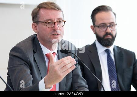 Dresden, Deutschland. 06 Nov, 2019. Roland Wöller (l), Innenminister von Sachsen, und Sebastian Gemkow (beide CDU), Minister für Justiz des Freistaates Sachsen, sitzen nebeneinander auf einer Pressekonferenz im Sächsischen Landtag. Nach mehreren Angriffen durch vermeintliche Linksextremisten, Sachsen will dem Druck der Verfolgung auf der Szene zu erhöhen. Credit: Sebastian Kahnert/dpa-Zentralbild/dpa/Alamy leben Nachrichten Stockfoto