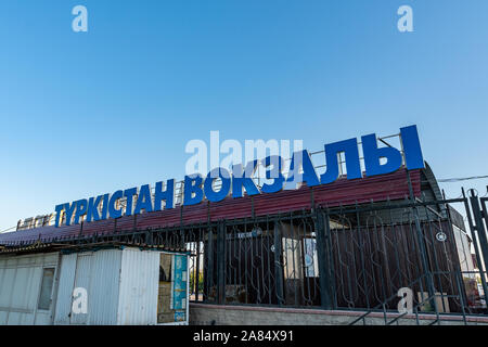 Turkestan Vokzaly Temir Zholy Bahnhof malerischen Atemberaubenden Blick auf einem sonnigen blauen Himmel Tag Stockfoto