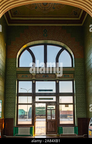 Turkestan Vokzaly Temir Zholy Bahnhof malerischen Atemberaubenden Blick in das Innere der Halle warten Stockfoto