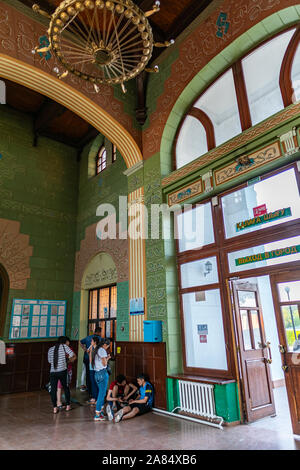 Turkestan Vokzaly Temir Zholy Bahnhof malerischen Atemberaubenden Blick in das Innere der Halle warten Stockfoto