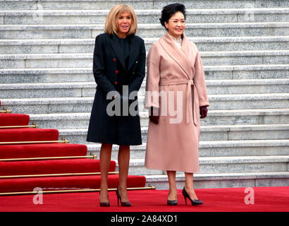 Peking, China. 06 Nov, 2019. Der französische Präsident Emmanuel's Längestrich Frau Brigette (L)) und der chinesische Präsident Xi Jinping, der Frau Peng Liyuan eine Begrüßungszeremonie in der Großen Halle des Volkes in Peking am Mittwoch, 6. November 2019 teilzunehmen. Nach der Zeremonie, Xi, so die beiden Führenden hatte ent ein starkes Signal an die Welt über den Multilateralismus unerschütterlich aufrechtzuerhalten und den freien Handel, sowie gemeinsam offene Volkswirtschaften aufzubauen." Foto von Stephen Rasierer/UPI Quelle: UPI/Alamy leben Nachrichten Stockfoto