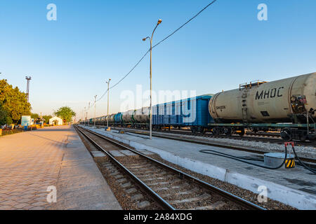 Turkestan Vokzaly Temir Zholy Bahnhof malerischen Atemberaubenden Blick auf Schienen auf einer sonnigen blauen Himmel Tag Stockfoto