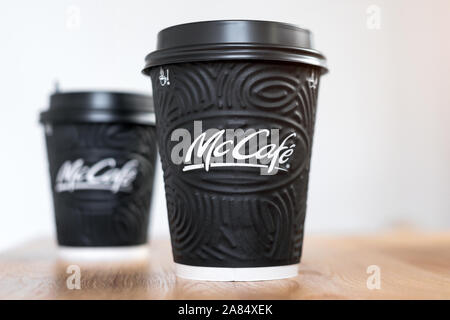 Kiew, Ukraine/November 06, 2019: McDonald's Kaffee in Schwarz tassen McCafe auf Holztisch auf hellen Hintergrund. Stockfoto