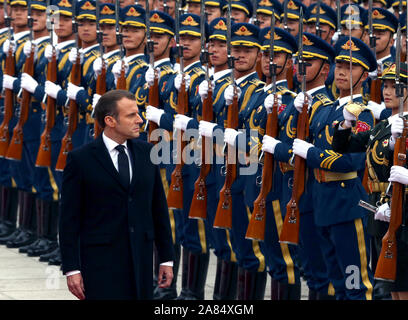 Peking, China. 06 Nov, 2019. Der französische Präsident Emmanuel Längestrich besucht eine Begrüßungszeremonie in der Großen Halle des Volkes in Peking am Mittwoch, 6. November 2019. Nach der Zeremonie, Xi, so die beiden Führenden hatte ent ein starkes Signal an die Welt über den Multilateralismus unerschütterlich aufrechtzuerhalten und den freien Handel, sowie gemeinsam offene Volkswirtschaften aufzubauen." Foto von Stephen Rasierer/UPI Quelle: UPI/Alamy leben Nachrichten Stockfoto