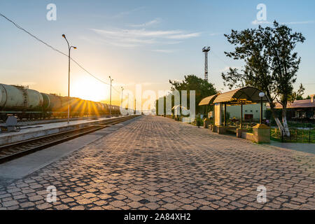 Turkestan Vokzaly Temir Zholy Bahnhof malerischen Atemberaubenden Blick auf Gleisen mit Sonnenuntergang auf einem sonnigen blauen Himmel Tag Stockfoto