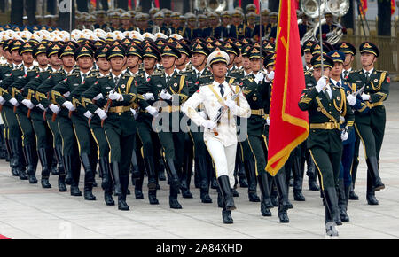 Peking, China. 06 Nov, 2019. Chinesische Soldaten führen militärische Ehrengarde Aufgaben für eine Begrüßungszeremonie in der Großen Halle des Volkes in Peking am Mittwoch, 6. November 2019. Chinas Militärausgaben werden 7,5 Prozent ab 2018 steigen, da sie eng weltweit für Hinweise auf militärstrategischen Absichten des Landes beobachtet wird. Foto von Stephen Rasierer/UPI Quelle: UPI/Alamy leben Nachrichten Stockfoto