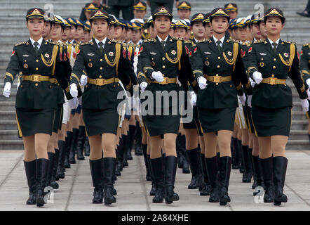 Peking, China. 06 Nov, 2019. Chinesische Soldaten bereiten militärische Ehrengarde Aufgaben für eine Begrüßungszeremonie in der Großen Halle des Volkes in Peking am Mittwoch, 6. November 2019 durchzuführen. Chinas Militärausgaben werden 7,5 Prozent ab 2018 steigen, da sie eng weltweit für Hinweise auf militärstrategischen Absichten des Landes beobachtet wird. Foto von Stephen Rasierer/UPI Quelle: UPI/Alamy leben Nachrichten Stockfoto