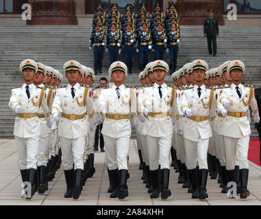 Peking, China. 06 Nov, 2019. Chinesische Soldaten bereiten militärische Ehrengarde Aufgaben für eine Begrüßungszeremonie in der Großen Halle des Volkes in Peking am Mittwoch, 6. November 2019 durchzuführen. Chinas Militärausgaben werden 7,5 Prozent ab 2018 steigen, da sie eng weltweit für Hinweise auf militärstrategischen Absichten des Landes beobachtet wird. Foto von Stephen Rasierer/UPI Quelle: UPI/Alamy leben Nachrichten Stockfoto