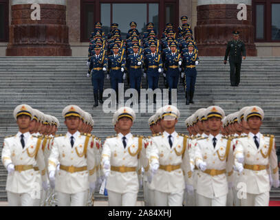 Peking, China. 06 Nov, 2019. Chinesische Soldaten bereiten militärische Ehrengarde Aufgaben für eine Begrüßungszeremonie in der Großen Halle des Volkes in Peking am Mittwoch, 6. November 2019 durchzuführen. Chinas Militärausgaben werden 7,5 Prozent ab 2018 steigen, da sie eng weltweit für Hinweise auf militärstrategischen Absichten des Landes beobachtet wird. Foto von Stephen Rasierer/UPI Quelle: UPI/Alamy leben Nachrichten Stockfoto