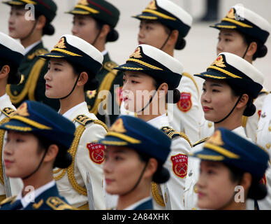 Peking, China. 06 Nov, 2019. Chinesische Soldaten bereiten militärische Ehrengarde Aufgaben für eine Begrüßungszeremonie in der Großen Halle des Volkes in Peking am Mittwoch, 6. November 2019 durchzuführen. Chinas Militärausgaben werden 7,5 Prozent ab 2018 steigen, da sie eng weltweit für Hinweise auf militärstrategischen Absichten des Landes beobachtet wird. Foto von Stephen Rasierer/UPI Quelle: UPI/Alamy leben Nachrichten Stockfoto