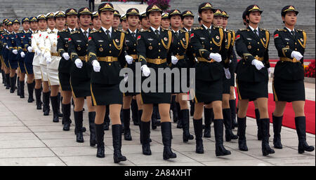 Peking, China. 06 Nov, 2019. Chinesische Soldaten bereiten militärische Ehrengarde Aufgaben für eine Begrüßungszeremonie in der Großen Halle des Volkes in Peking am Mittwoch, 6. November 2019 durchzuführen. Chinas Militärausgaben werden 7,5 Prozent ab 2018 steigen, da sie eng weltweit für Hinweise auf militärstrategischen Absichten des Landes beobachtet wird. Foto von Stephen Rasierer/UPI Quelle: UPI/Alamy leben Nachrichten Stockfoto