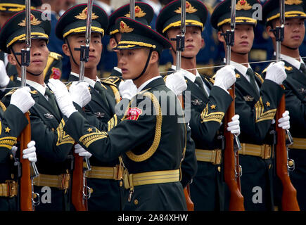 Peking, China. 06 Nov, 2019. Chinesische Soldaten bereiten militärische Ehrengarde Aufgaben für eine Begrüßungszeremonie in der Großen Halle des Volkes in Peking am Mittwoch, 6. November 2019 durchzuführen. Chinas Militärausgaben werden 7,5 Prozent ab 2018 steigen, da sie eng weltweit für Hinweise auf militärstrategischen Absichten des Landes beobachtet wird. Foto von Stephen Rasierer/UPI Quelle: UPI/Alamy leben Nachrichten Stockfoto