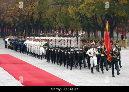 Peking, China. 06 Nov, 2019. Chinesische Soldaten führen militärische Ehrengarde Aufgaben für eine Begrüßungszeremonie in der Großen Halle des Volkes in Peking am Mittwoch, 6. November 2019. Chinas Militärausgaben werden 7,5 Prozent ab 2018 steigen, da sie eng weltweit für Hinweise auf militärstrategischen Absichten des Landes beobachtet wird. Foto von Stephen Rasierer/UPI Quelle: UPI/Alamy leben Nachrichten Stockfoto