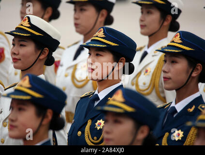 Peking, China. 06 Nov, 2019. Chinesische Soldaten bereiten militärische Ehrengarde Aufgaben für eine Begrüßungszeremonie in der Großen Halle des Volkes in Peking am Mittwoch, 6. November 2019 durchzuführen. Chinas Militärausgaben werden 7,5 Prozent ab 2018 steigen, da sie eng weltweit für Hinweise auf militärstrategischen Absichten des Landes beobachtet wird. Foto von Stephen Rasierer/UPI Quelle: UPI/Alamy leben Nachrichten Stockfoto