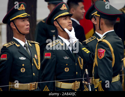 Peking, China. 06 Nov, 2019. Chinesische Soldaten bereiten militärische Ehrengarde Aufgaben für eine Begrüßungszeremonie in der Großen Halle des Volkes in Peking am Mittwoch, 6. November 2019 durchzuführen. Chinas Militärausgaben werden 7,5 Prozent ab 2018 steigen, da sie eng weltweit für Hinweise auf militärstrategischen Absichten des Landes beobachtet wird. Foto von Stephen Rasierer/UPI Quelle: UPI/Alamy leben Nachrichten Stockfoto