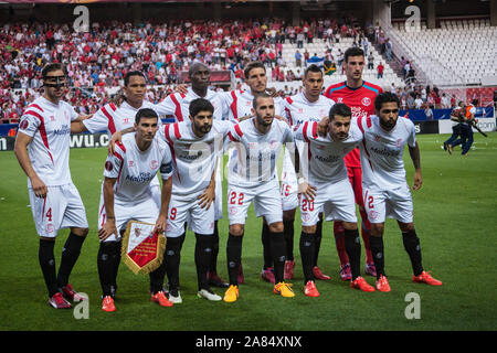 Line up der FC Sevilla vor dem Spiel der Europa League (Halbfinale, 1º Bein) zwischen dem FC Sevilla und Fiorentina am Ramon Sanchez Pizjuan Stadion am 7. Mai in Sevilla, Spanien 2015 Stockfoto