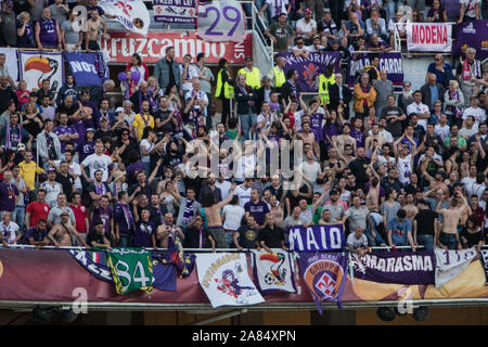 Anhänger der Fiorentina während dem Spiel der Europa League (Halbfinale, 1º Bein) zwischen dem FC Sevilla und Fiorentina am Ramon Sanchez Pizjuan Stadion am 7. Mai in Sevilla, Spanien 2015 Stockfoto