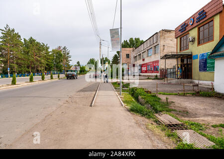 Chundzha Shonzhy Selo malerischen Blick auf Kintala Islamova Ulitsa Straße an einem bewölkten Tag Stockfoto