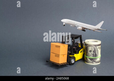 Ein Gabelstapler Stapler führt Kartons in der Nähe von einem Dollar roll und Flugzeug. Transport Unternehmen. Leistung effizient. Im Handel und in der Produktion der Produkte ein Stockfoto