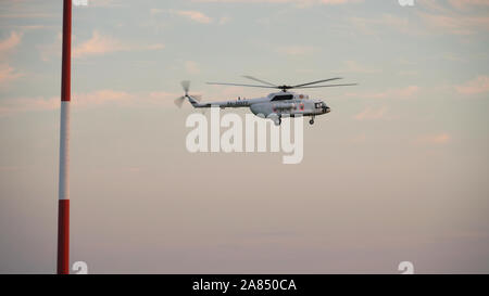 Hubschrauber nähert sich vor der Landung Stockfoto