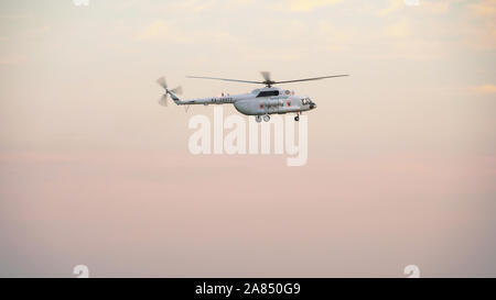 Hubschrauber nähert sich vor der Landung Stockfoto