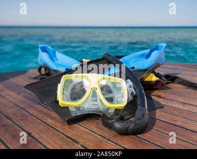 Maske, Schnorchel und Flossen auf der Rückseite teak holz- Deck von Luxusyacht für Freizeit Spaß auf tropischen Meeres Stockfoto