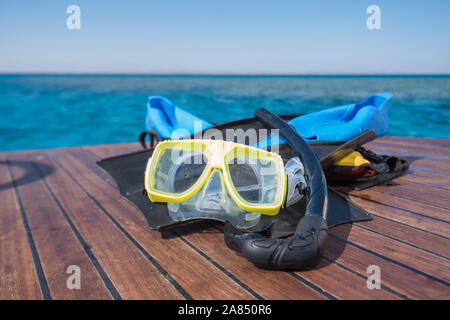 Maske, Schnorchel und Flossen auf der Rückseite teak holz- Deck von Luxusyacht für Freizeit Spaß auf tropischen Meeres Stockfoto