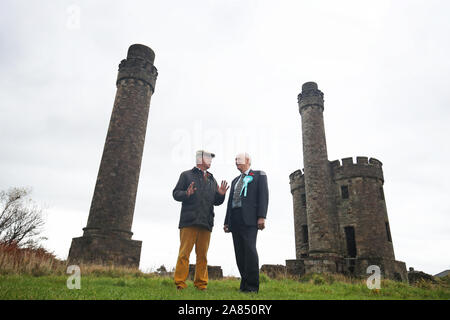 Brexit-Chef Nigel Farage (neben der Kandidat der Partei für Workington David Walker bei Jane Grube, eine ehemalige Zeche in Workington, Cumbria links). Stockfoto