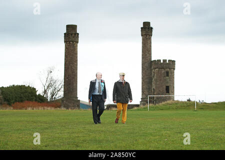 Brexit-Chef Nigel Farage (rechts) neben der Kandidat der Partei für Workington David Walker bei Jane Grube, eine ehemalige Zeche in Workington, Cumbria. Stockfoto