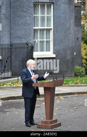 Premierminister Boris Johnson gibt Rede in der Londoner Downing Street nach einer Audienz bei Königin Elizabeth II. im Buckingham-Palast, die den offiziellen Beginn der allgemeinen Wahl markiert. Stockfoto