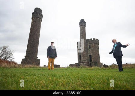 Brexit-Chef Nigel Farage (neben der Kandidat der Partei für Workington David Walker bei Jane Grube, eine ehemalige Zeche in Workington, Cumbria links). Stockfoto