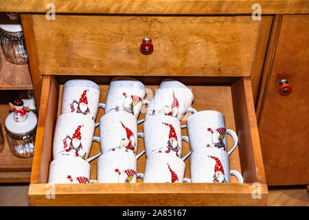 Cups mit santa claus Zeichnung in Holz- Schublade Stockfoto
