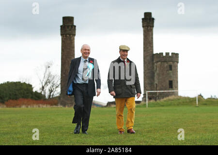 Brexit-Chef Nigel Farage (rechts) neben der Kandidat der Partei für Workington David Walker bei Jane Grube, eine ehemalige Zeche in Workington, Cumbria. Stockfoto