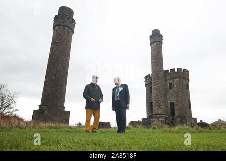 Brexit-Chef Nigel Farage (neben der Kandidat der Partei für Workington David Walker bei Jane Grube, eine ehemalige Zeche in Workington, Cumbria links). Stockfoto