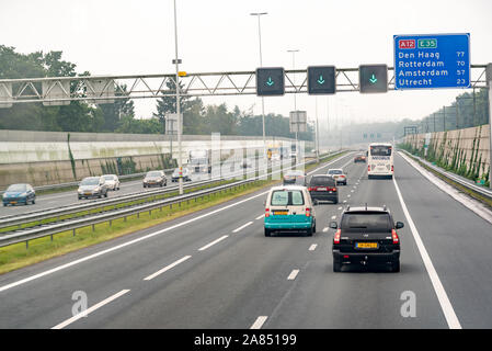 Amsterdam Autobahn Autos. Stockfoto