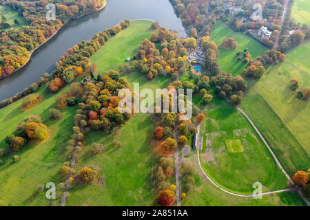 Luftbild im Herbst zeigen die schönen Herbst Farben von einem Park in Leeds als Roundhay Park in West Yorkshire Großbritannien bekannt, zeigt eine typische Bri Stockfoto