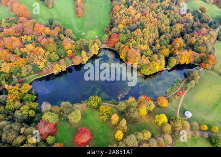 Luftbild im Herbst zeigen die schönen Herbst Farben von einem Park in Leeds als Roundhay Park in West Yorkshire Großbritannien bekannt, zeigt eine typische Bri Stockfoto