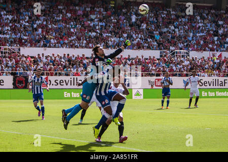 Lux, Torwart von Deportivo, macht eine während des Spiels von La Liga BBVA zwischen dem FC Sevilla und Deportivo de la Coruña am Ramon Sanchez Pizjuan Stadion am 5. Oktober in Sevilla, Spanien 2014 speichern Stockfoto