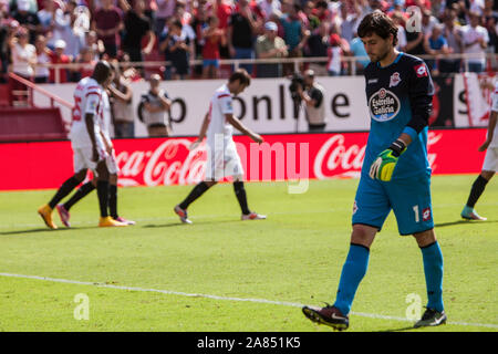 LUX, Torwart fo Deportivo, klagt nach Erhalt ein Ziel des FC Sevilla während des Spiels von La Liga BBVA zwischen dem FC Sevilla und Deportivo de la Coruña am Ramon Sanchez Pizjuan Stadion am 5. Oktober 2014 in Sevilla, Spanien Stockfoto