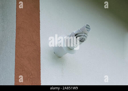 Eine Kondensation Gas Boiler lüftung Rohr an der Außenseite eines Hauses Fassade Stockfoto