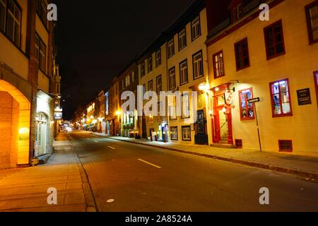 QUEBEC CITY, Kanada - 1 May 2019 - Nacht Blick auf das Wahrzeichen der rue Saint-Louis Straße in der Oberen Stadt von Old Quebec entfernt. Stockfoto