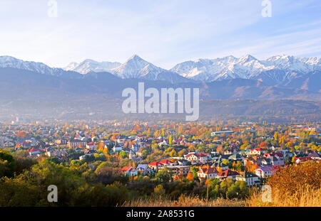 Panoramablick auf den oberen Teil der Stadt Almaty auf dem Hintergrund der Berge im Herbst Jahreszeit; Goldener Herbst, die Schönheit und Größe von Kasachstan conce Stockfoto