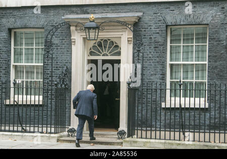 Westminster London, UK. 6. November 2019. Premierminister Boris Johnson geht zurück in die Downing Street 10 nach der Adressierung der Medien der Start des Winters Bundestagswahlkampf bekannt. Amer ghazzal/Alamy leben Nachrichten Stockfoto