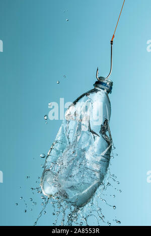 Ziehen Exploding Plastic Wasserflasche Haken Stockfoto