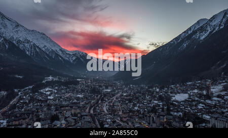 Antenne drone Ansicht des roten Abend glühen über Chamonix Mont Blanc, in den französischen Alpen Stockfoto