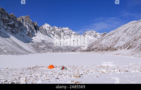 Zeltlager auf der Bank eines zugefrorenen See in die Berge des Himalaja; Tourismus und Reisen Konzept Stockfoto