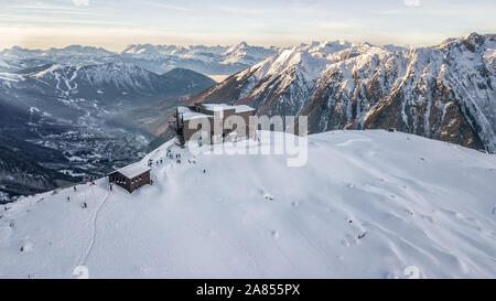 Antenne drone Ansicht der Seilbahn Station auf der Aiguille du Plan, Mont Blanc, Französische Alpen Stockfoto