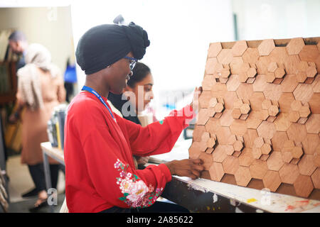 Weibliche Künstlerin mit 3D Holz Kunst in der Kunst Studio Stockfoto