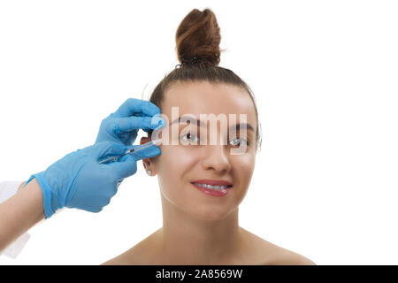 Schöne junge Frau lächelndes Gesicht und Hand in Hand mit Spritze und Injektion. Menschen, Kosmetik, plastische Chirurgie und Schönheit Konzept. Stockfoto